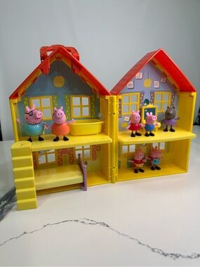 Peppa Pig Fold-n-Carry Playset Yellow House with 7 Figures & Furniture